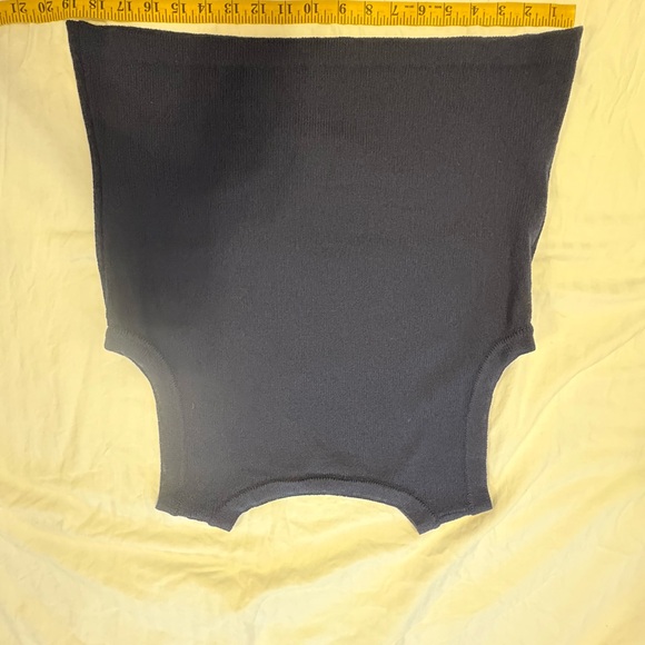 St John Sport by Marie Gray
Navy wool blend knit vest 
Vintage EUC medium - Picture 4 of 6